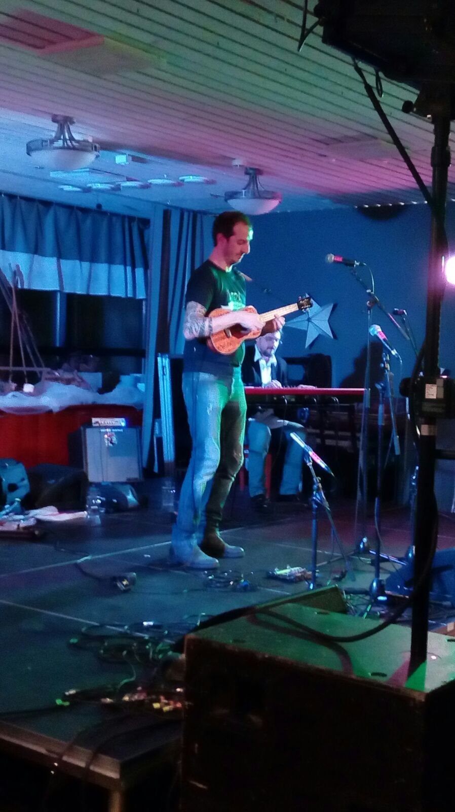 L’alessandrino Francesco Albertazzi col suo ukulele in Finlandia