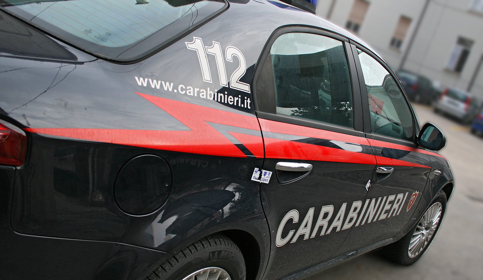 Pedinata dai Carabinieri mentre spacciava droga in centro
