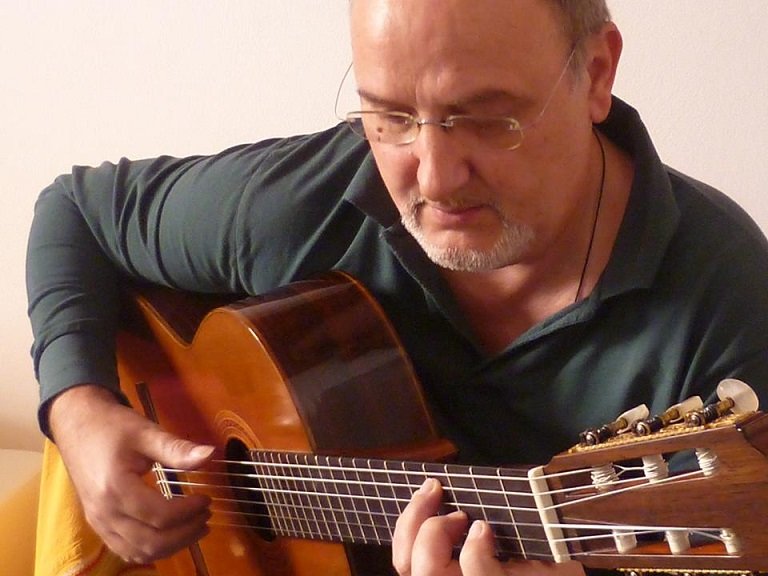La chitarra di Lucio Dosso in un omaggio alla musica catalana