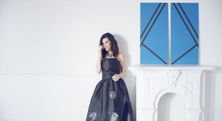 Un nuovo singolo di Laura Pausini per celebrare il successo di Simili