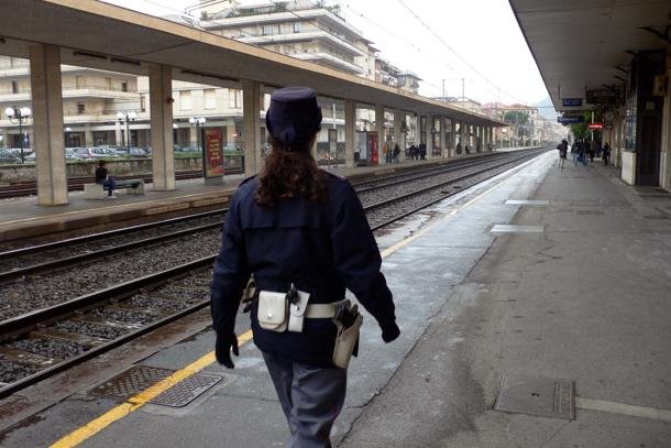 Fugge davanti ai poliziotti: nel bagaglio nascondeva un coltello
