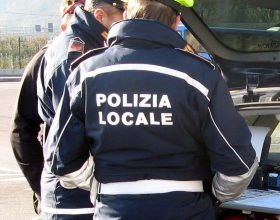 Ubriaco danneggia tre auto in sosta a Novi: identificato dalla Polizia Locale