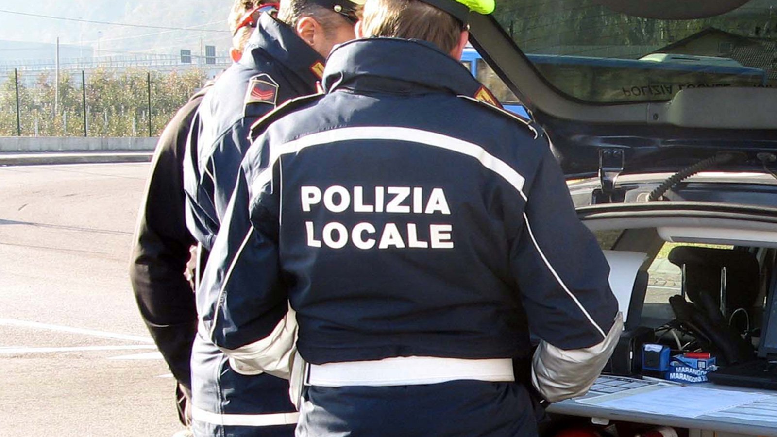 Abbandonano oltre 100 pneumatici a Valenza: trovati e multati