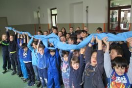 Dai bimbi della scuola di Quargnento un grande nodo blu contro il bullismo