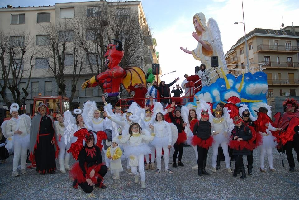 Carnevale a Valenza con la sfilata dei carri e dei gruppi mascherati