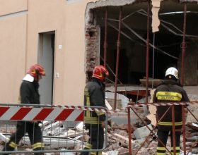 Le immagini dell’esplosione di un appartamento a Novi. Feriti due Vigili del Fuoco