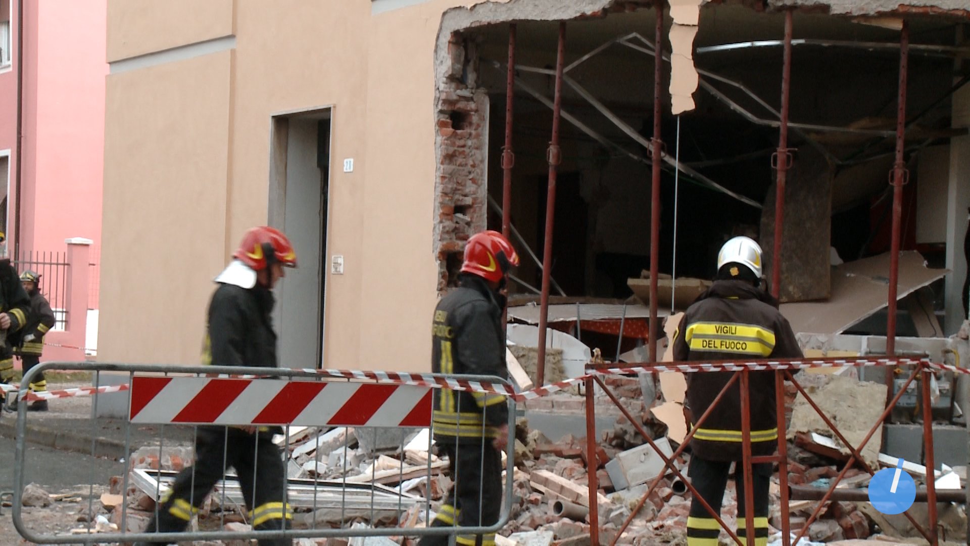 Le immagini dell’esplosione di un appartamento a Novi. Feriti due Vigili del Fuoco