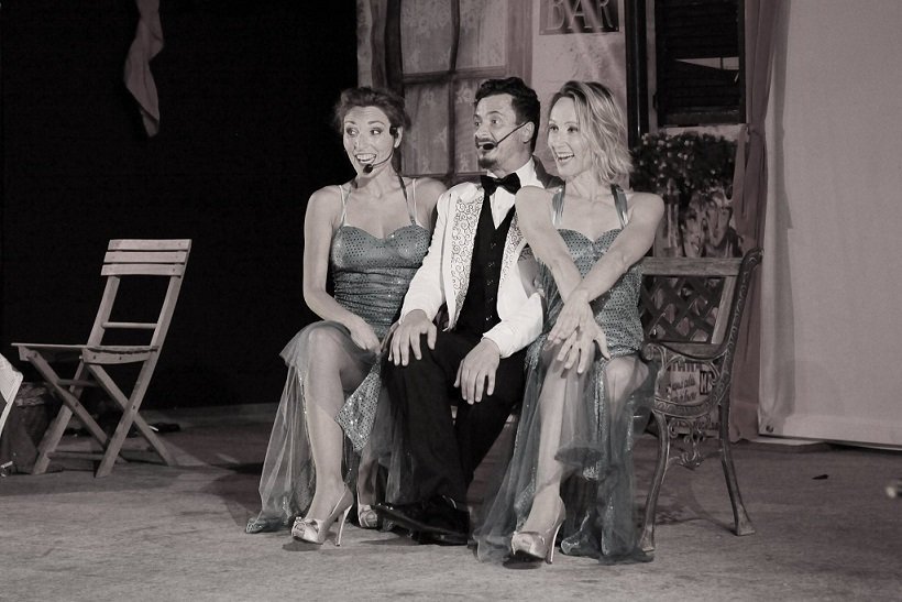 “Un bacio a mezzanotte”: in scena a Gavi il varietà retrò tra canzoni, danza e burlesque