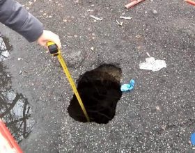 L’asfalto cede sotto la ruota di un’auto: ecco cosa è successo in via Monteverde