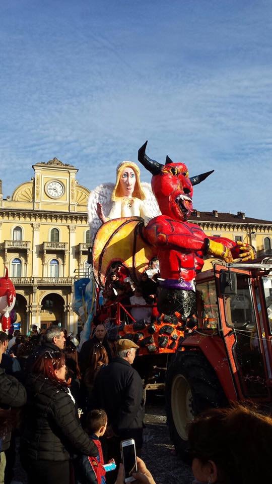 La sfilata dei carri di Carnevale ad Alessandria il 24 febbraio