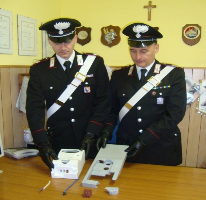 Per mesi hanno sottratto corrente elettrica: due denunce dei Carabinieri