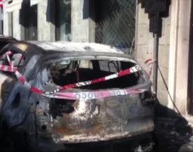 Folle azione nella notte: a Casale incendiate diverse auto