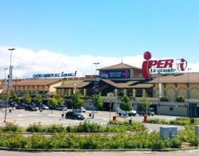 Rubano 700 euro di merce da un supermercato: in manette due giovani