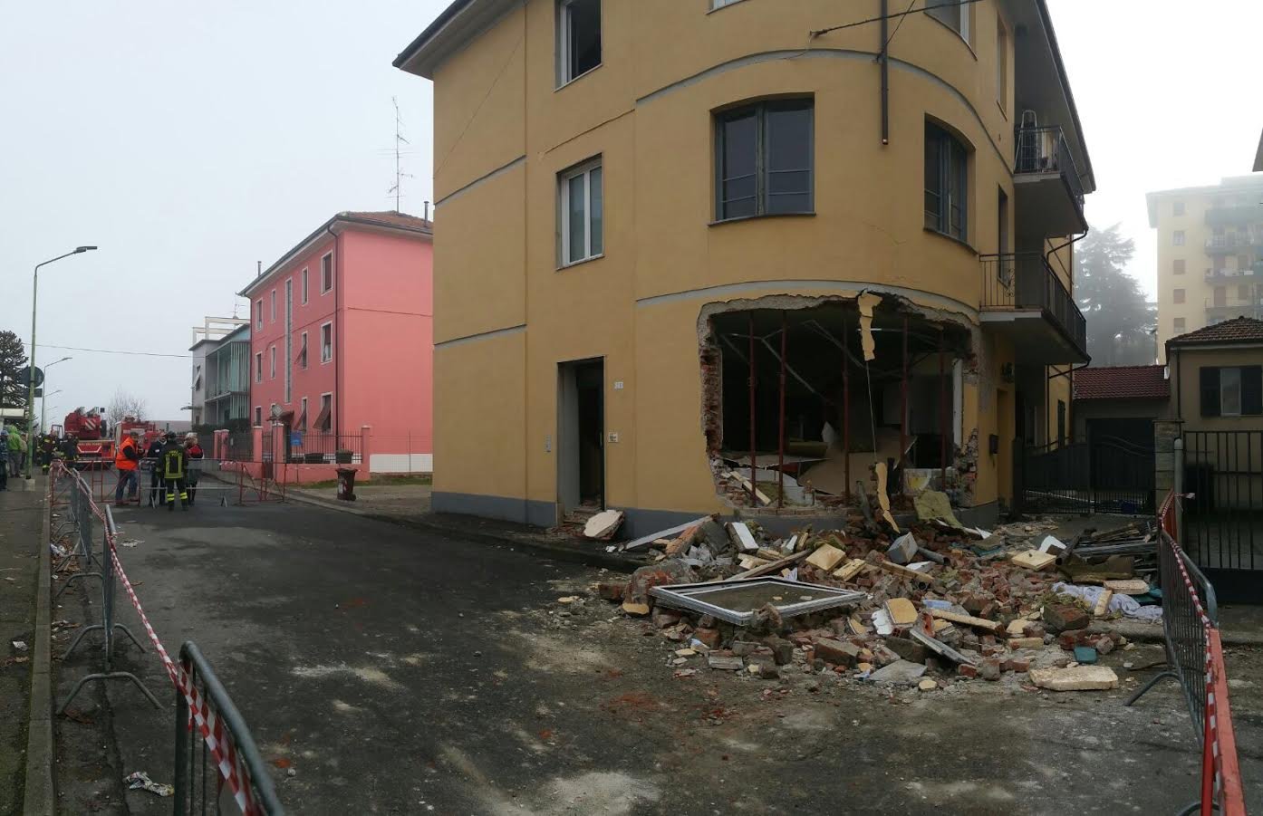 Esplosione in una palazzina di Novi: due Vigili del Fuoco feriti