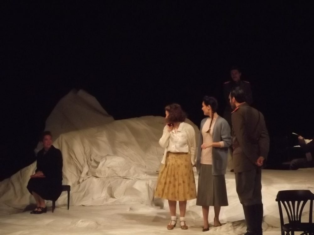 Il foglio bianco della sospensione e dell’attesa. Recensione di “Tre sorelle” al Teatro Alfieri di Asti