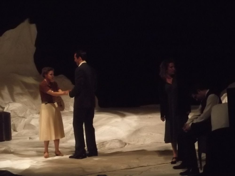 Il foglio bianco della sospensione e dell’attesa. Recensione di “Tre sorelle” al Teatro Alfieri di Asti
