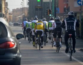 Al Senato un ddl a tutela dei ciclisti: multa a chi li supera da vicino
