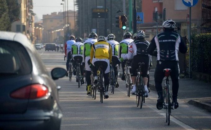 Al Senato un ddl a tutela dei ciclisti: multa a chi li supera da vicino