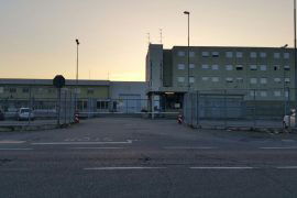 Detenuto del carcere di San Michele ferisce poliziotto con una lametta