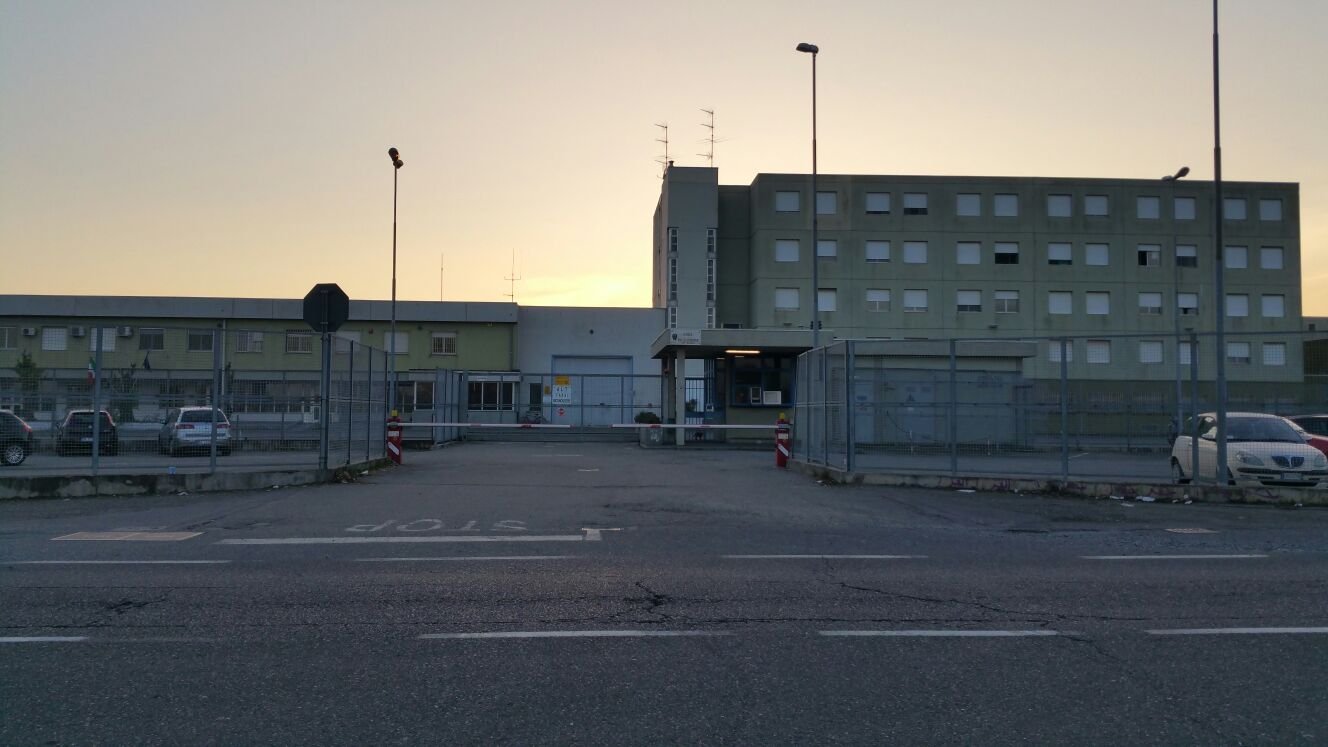 Fuoco e fiamme in una cella del carcere di San Michele: un agente intossicato