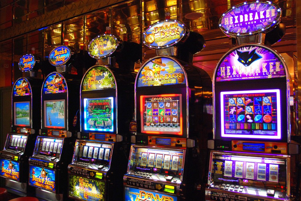 Slot machine taroccate. Fisco e giocatori truffati dalla “Sfinge”