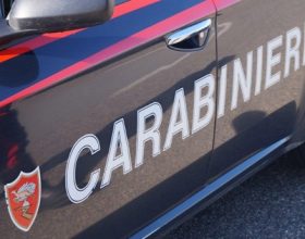 Ferisce il presunto amante della moglie, accoltellato a una gamba
