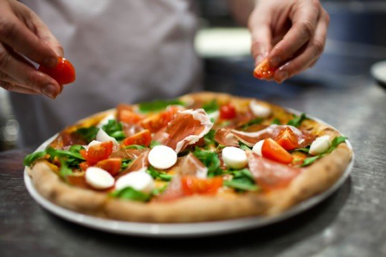 Quattro lavoratori in nero: multa di 14mila euro a una pizzeria novese