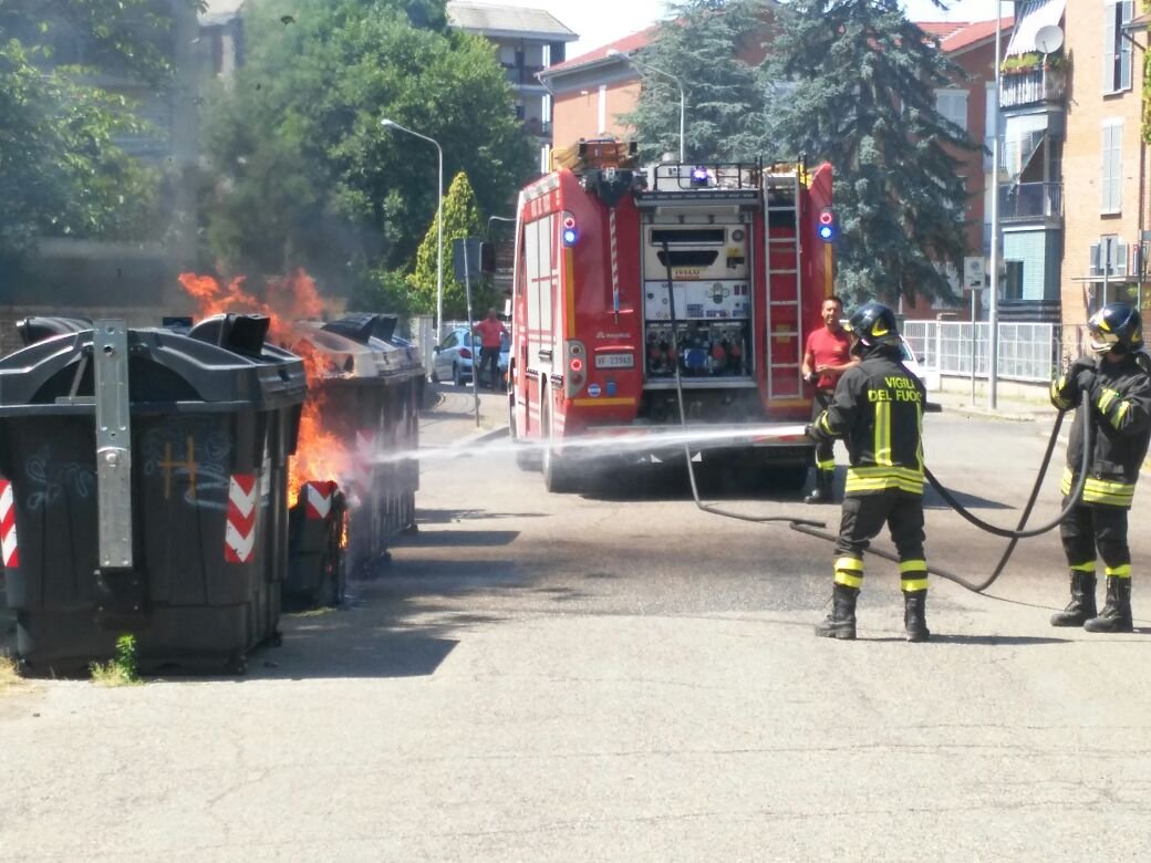 A fuoco un cassonetto in via Croce ad Alessandria