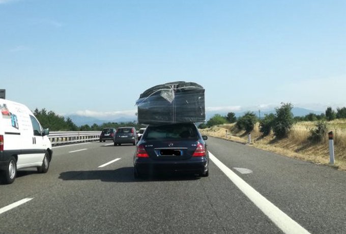 Mercedes bipiano in autostrada: sul tettuccio una seconda casa