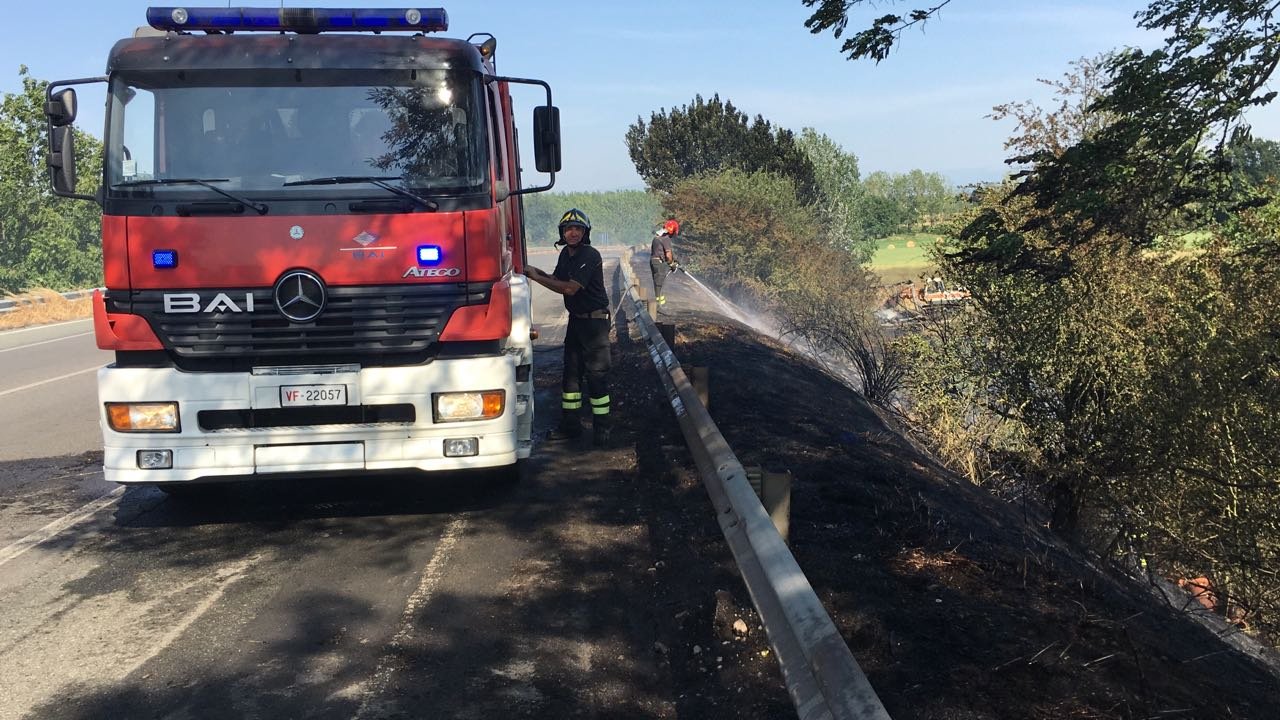 Incendio di sterpaglie in provincia: Vigili del Fuoco all’opera a Viguzzolo e Ricaldone