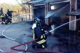 Incendio di sterpaglie a Villalvernia. Le fiamme raggiungono box auto