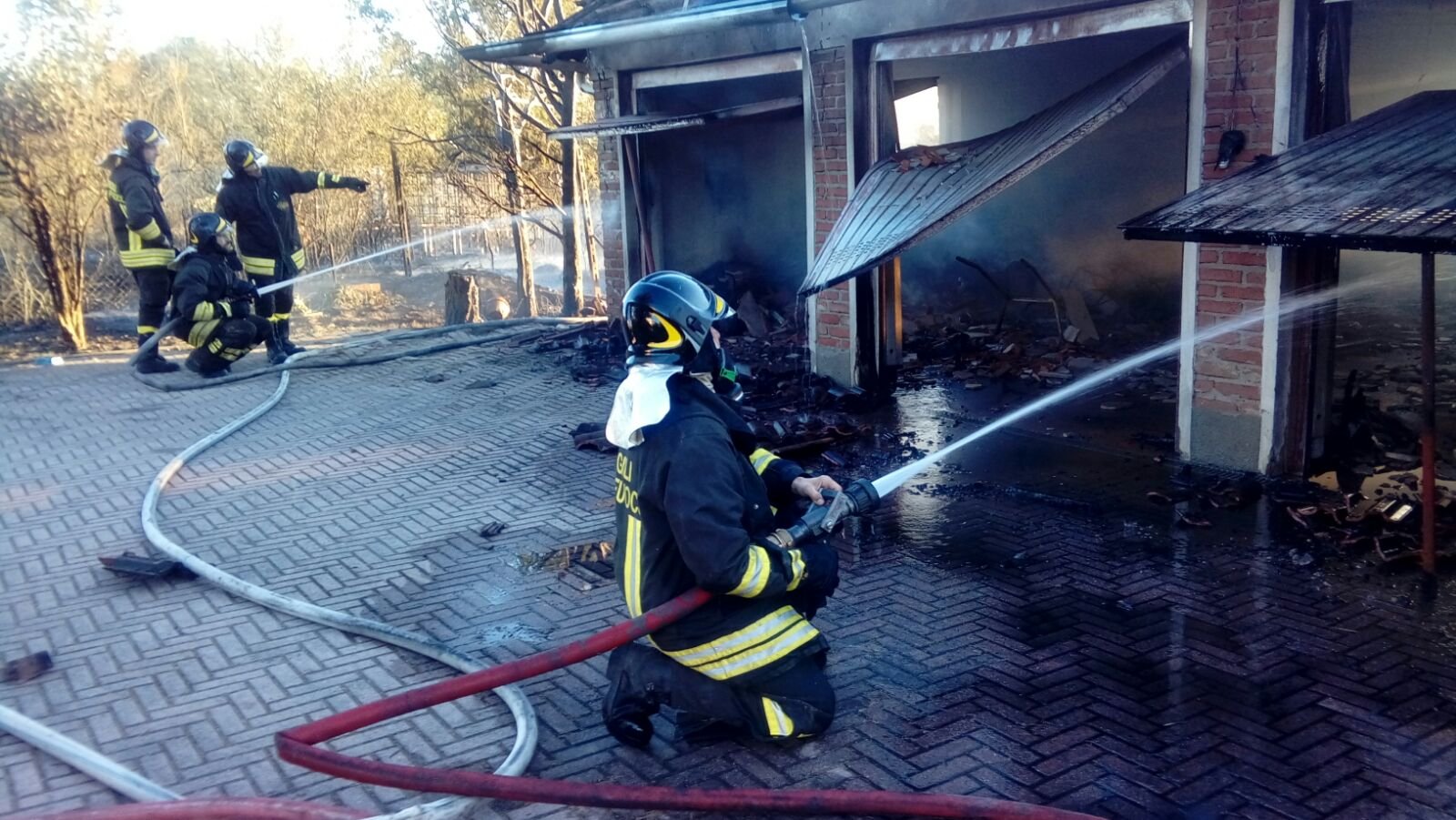 Incendio di sterpaglie a Villalvernia. Le fiamme raggiungono box auto