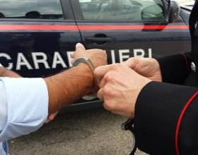 Litiga con una donna e aggredisce i Carabinieri in un bar: arrestato