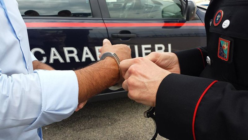 Litiga con una donna e aggredisce i Carabinieri in un bar: arrestato
