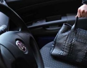 Forzano il finestrino e rubano una borsa di marca: denunciati