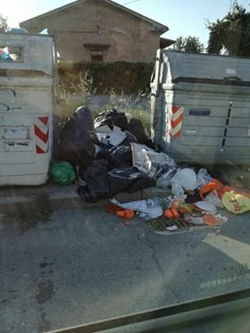 La spazzatura abbandonata fuori dai bidoni deturpa Casalbagliano