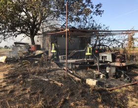 Incendio in un capanno a Viguzzolo: a fuoco un trattore e un’auto