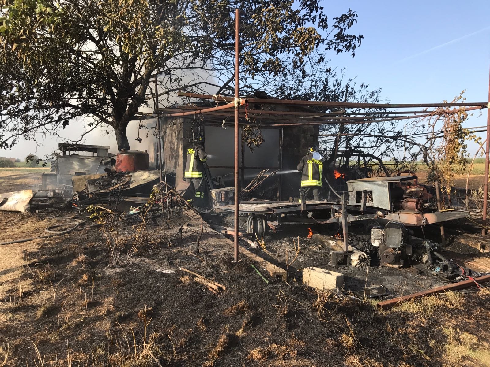 Incendio in un capanno a Viguzzolo: a fuoco un trattore e un’auto
