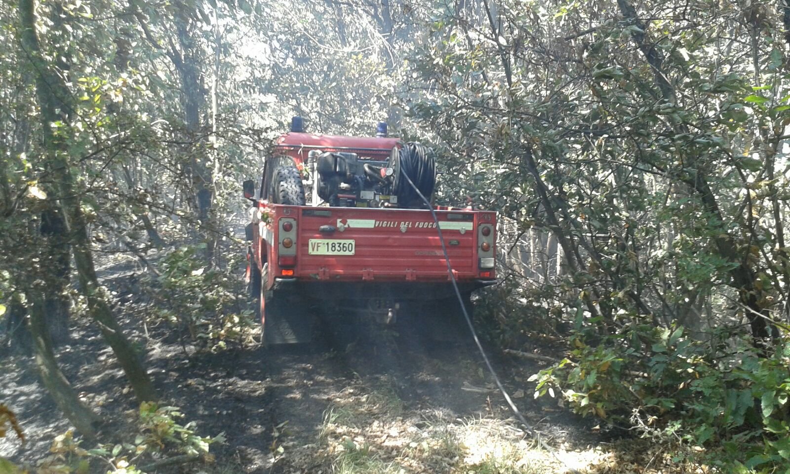 Ancora in corso le operazioni per spegnere l’incendio boschivo a Stazzano