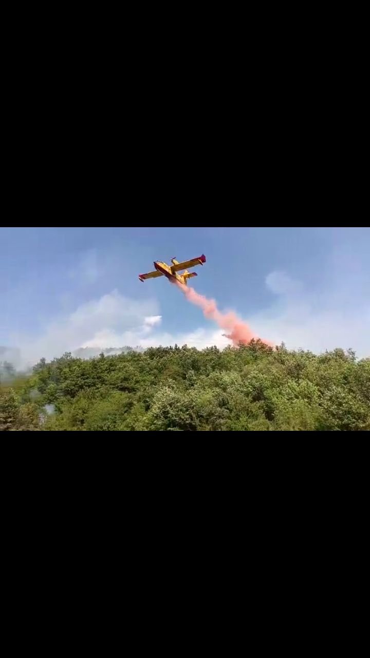 Canadair in volo per spegnere il vasto incendio boschivo a Mongiardino