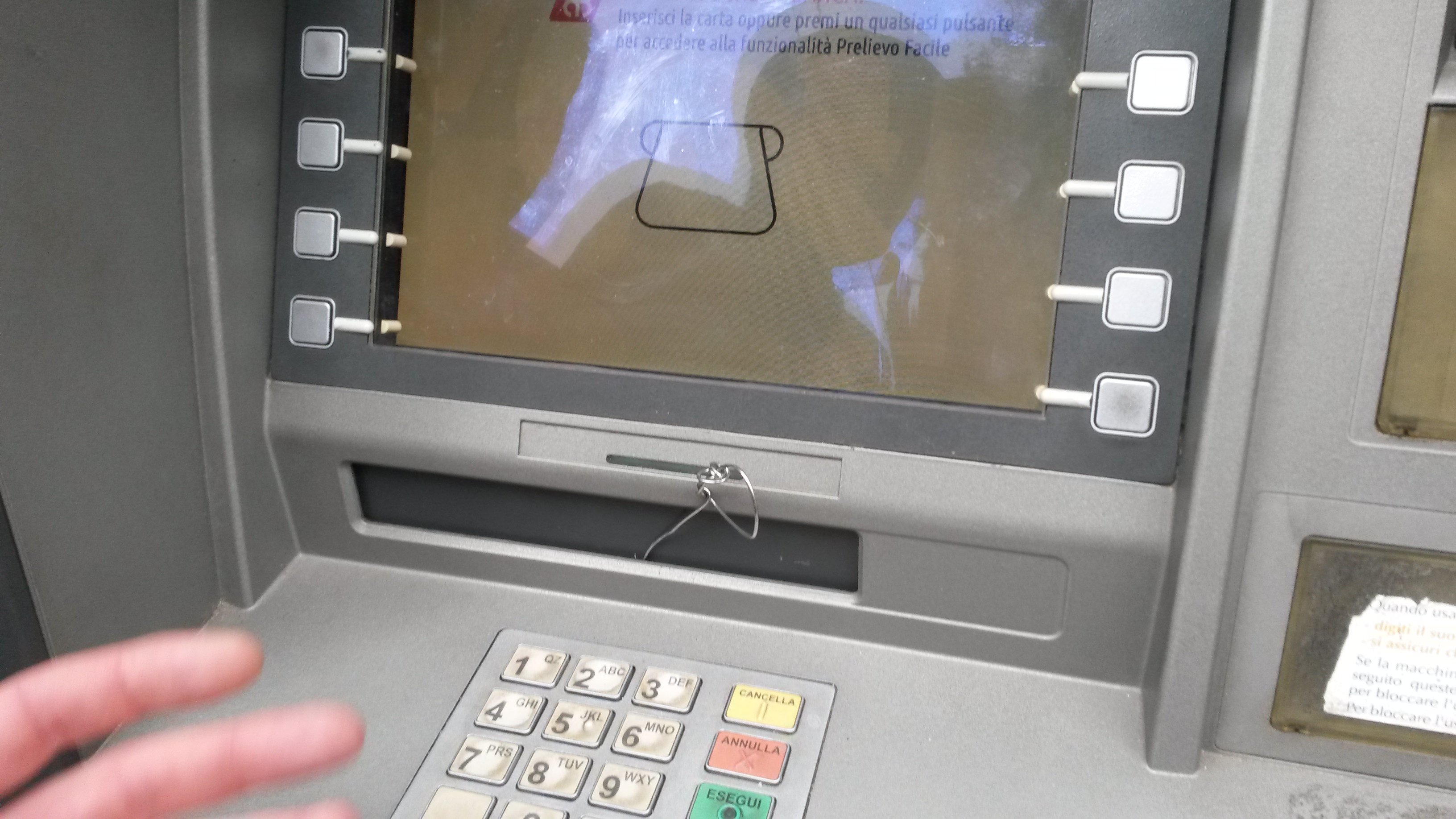 Col metodo “forchetta” manomettevano i bancomat per intascare i soldi