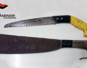 In auto con un machete e un coltello: denunciato
