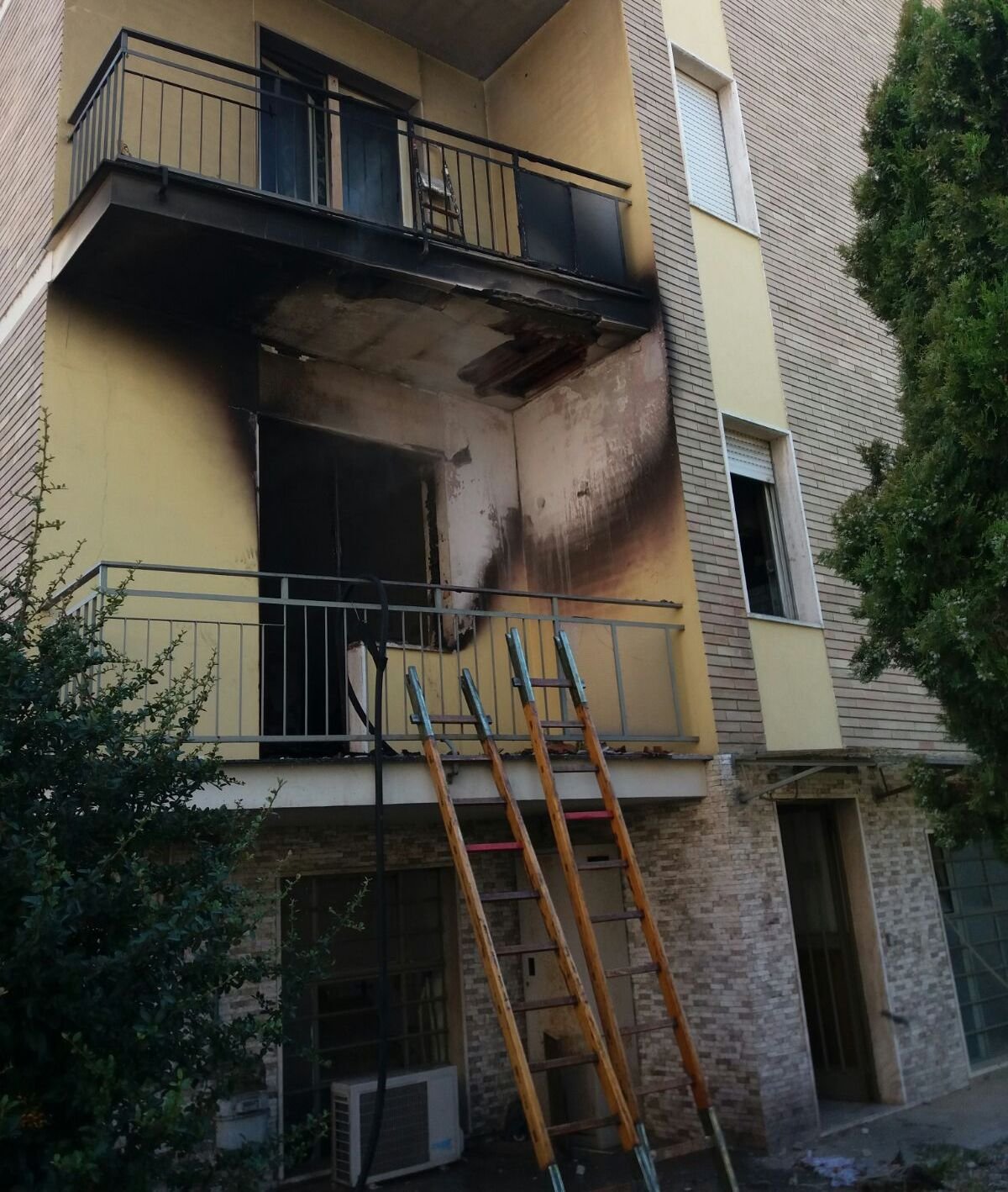 Follia a Valenza: fuoco e terrore in un palazzo