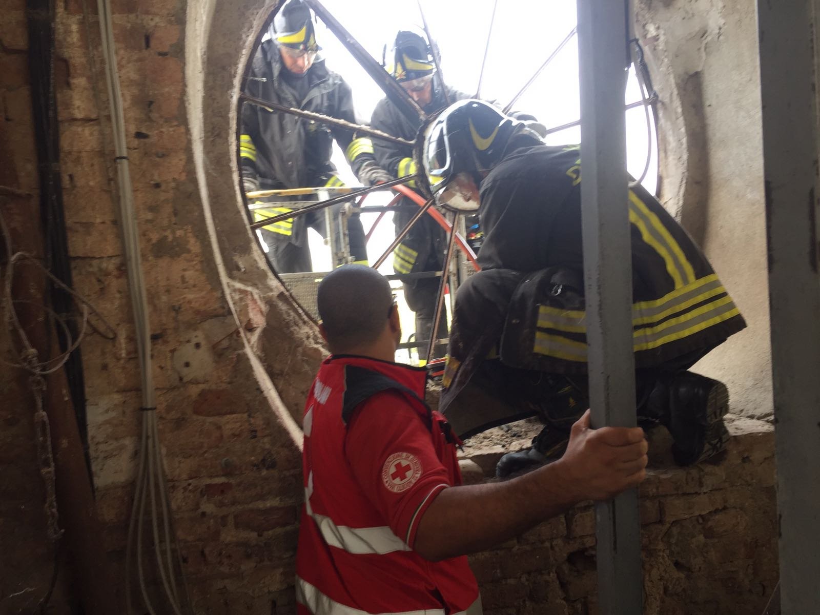 Operaio scivola all’interno del campanile a Cascinagrossa: non è grave