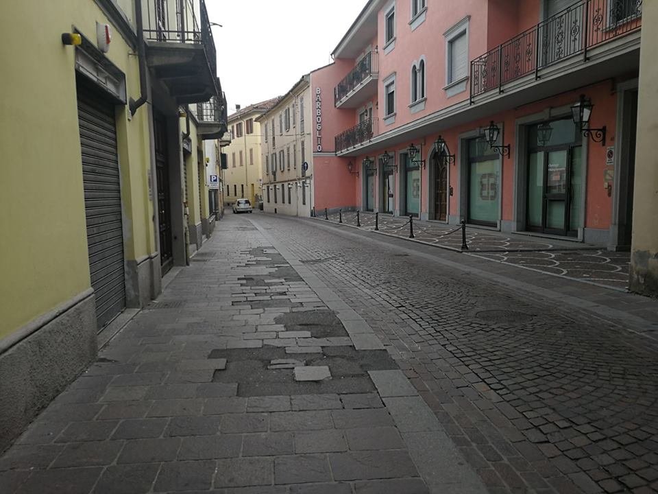 Lavori in via Verona ad Alessandria per sistemare il marciapiede