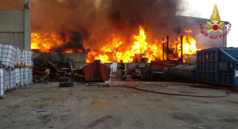 Incendio a Mortara: al momento non ci sono ricadute sull’Alessandrino