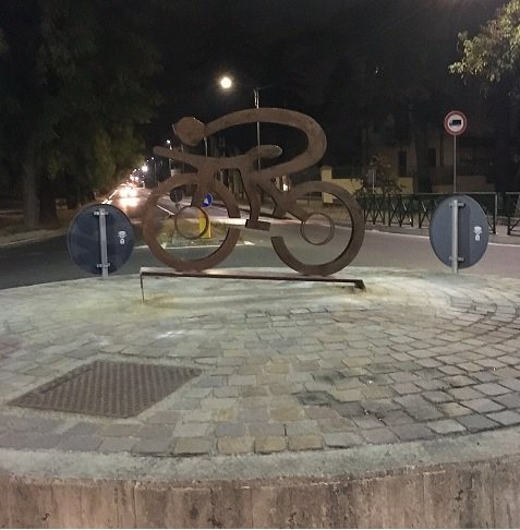 Donato alla Città di Tortona “il ciclista di ferro” creato per il Giro