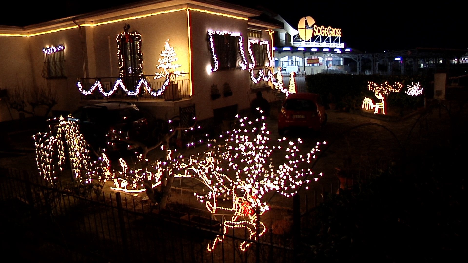 La luminosa casa “wow” di Bruna e Sergio illumina il Natale