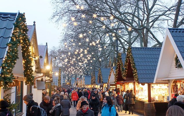 Atmosfere natalizie tra mercatini e teatro in provincia