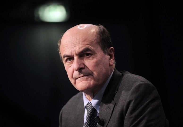 Pier Luigi Bersani a Tortona inaugura la sede di Liberi e Uguali